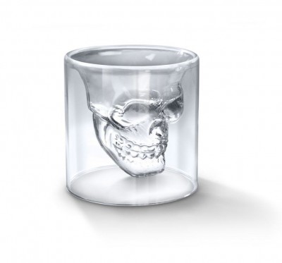 恐怖の宴は終わらない、スカルのショットグラスで乾杯