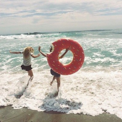 かじった部分もリアルに再現！アメリカ発キュートなドーナッツ浮き輪